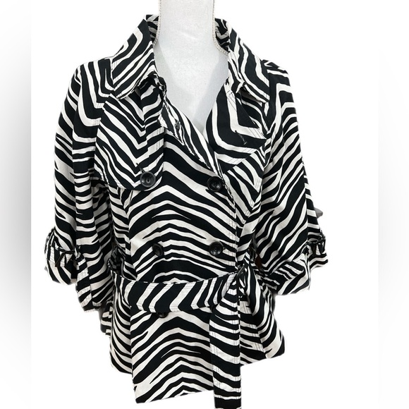 🔥🔥NEW BLK/WHT ZEBRA JACKET-TAGS Size PM 3/4 BELL SLEEVES- STYLISH- VERSATILE! - Picture 1 of 5